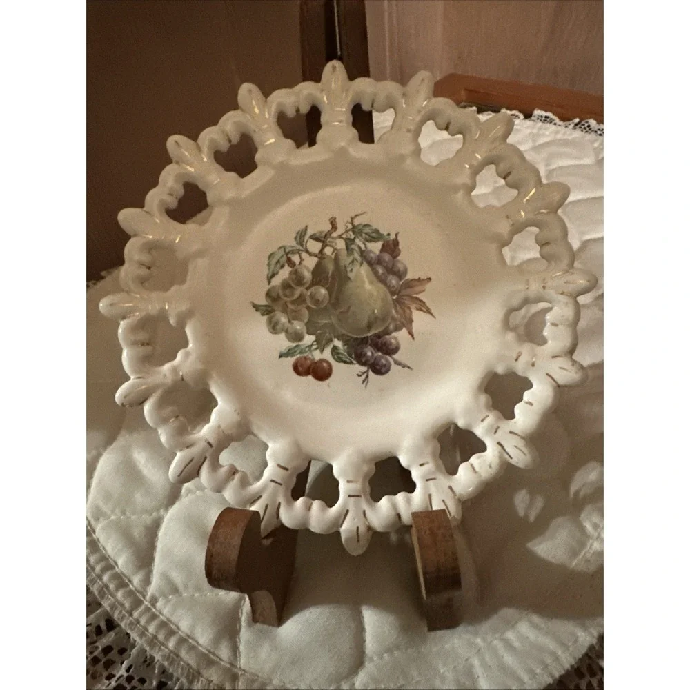 Vintage NAPCO‎ Reticulated Fruit Lattice Plate With Scalloped Edges